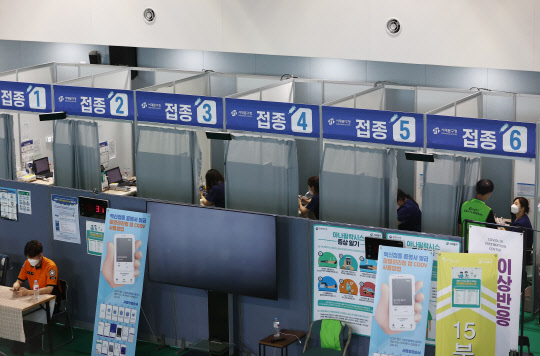 3일 서대문구 북아현문화체육센터에 마련된 코로나19 예방접종센터에서 의료진이 접종자를 기다리고 있다. <연합뉴스>